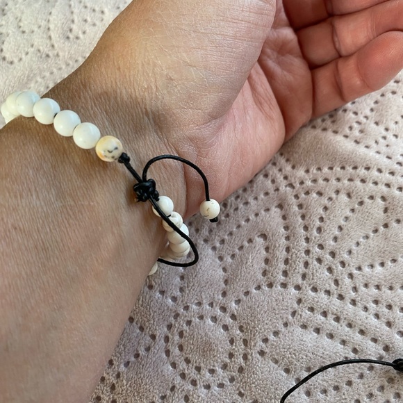 Adjustable howlite and lapis bracelet - Picture 3 of 6